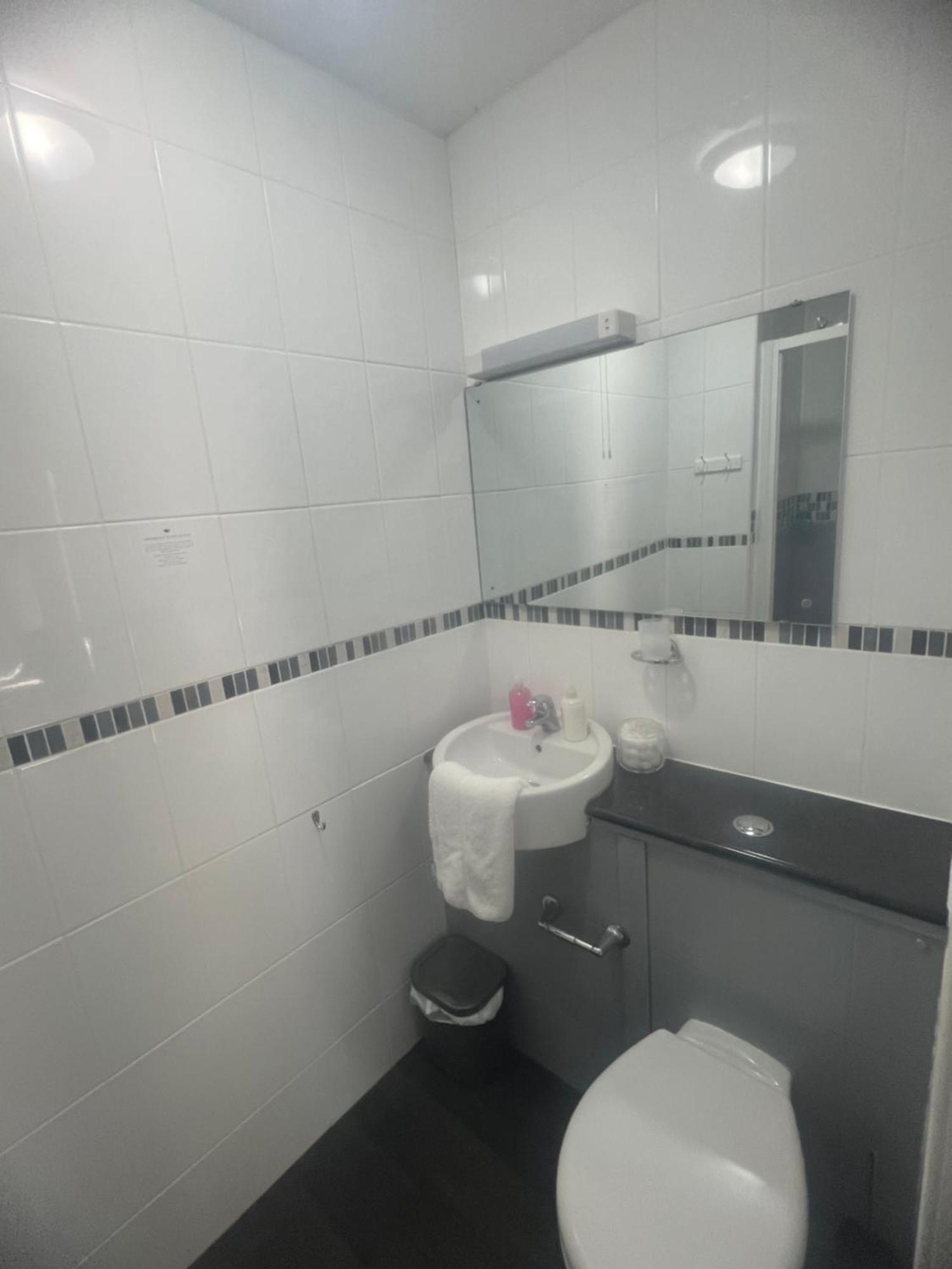 לאנבריס Alpine Lodge Guest House מראה חיצוני תמונה