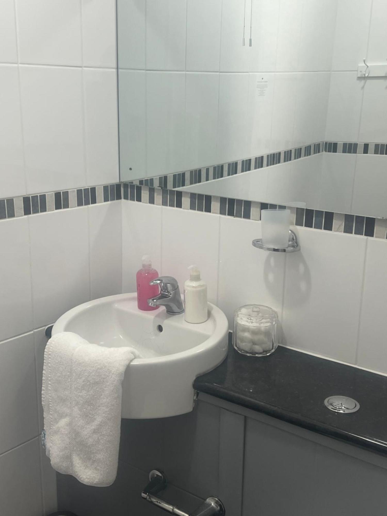 לאנבריס Alpine Lodge Guest House מראה חיצוני תמונה